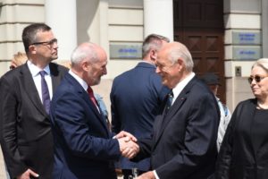 Odsłonięto tablicę poswięconą Julianowi S. Kulskiemu